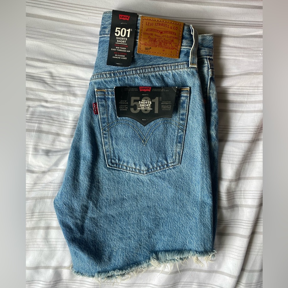 Levi’s 501 shorts mid thigh